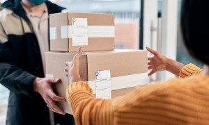 Tassa sulla fast fashion di 2 euro a pacco, la stretta di Ue e Governo