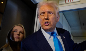 Il Congresso Usa approva legge per divulgare i file di Epstein. Trump insulta una giornalista