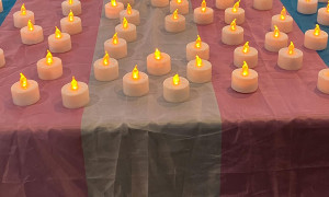 Sardegna, il palazzo del Consiglio regionale illuminato da luci di colore azzurro, rosa e bianco