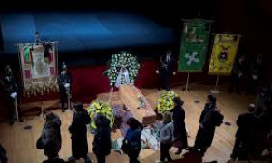 Da Segre ad Antonio Marras, in cinquemila per salutare la Vanoni nella camera ardente