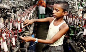 Moda da incubo: Versace, Prada, Gucci indagati per sfruttamento dei lavoratori