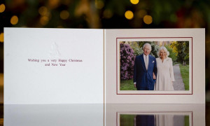 Carlo e Camilla sorridenti nella cartolina di Natale