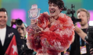 Gesto clamoroso all&rsquo;Eurovision: Nemo restituisce il trofeo e critica l&rsquo;EBU