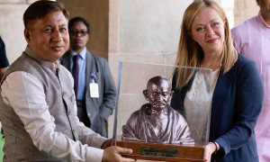 Giorgia Meloni mette all&rsquo;asta i regali ricevuti all&rsquo;estero: il ricavato andr&agrave; in beneficenza