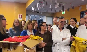 Natale in anticipo nella Ginecologia e Ostetricia, Caprile dona 100 maglie del Cagliari