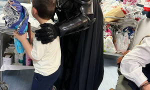Batman in corsia: il volontario che trasforma il Natale dei bambini ricoverati