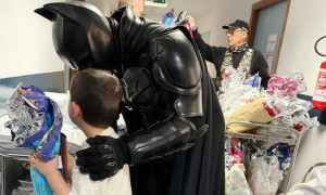 Batman in corsia: il volontario che trasforma il Natale dei bambini ricoverati