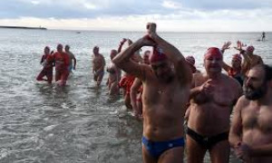 Capodanno in acqua: Viareggio da record con 769 tuffatori, ma la Sardegna non &egrave; da meno
