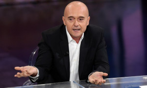 Alfonso Signorini resta al timone di Chi