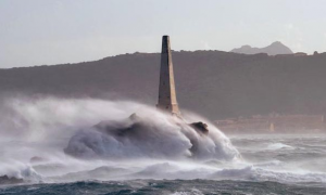 Sardegna sferzata dal maestrale: venti a 100 km/h, voli dirottati e bufere di neve in quota