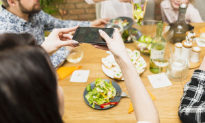 Sempre pi&ugrave; ristoranti impongono di spegnere il cellulare a tavola: &egrave; la moda del phone-ban