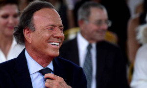 Julio Iglesias, accuse choc: due ex dipendenti denunciano presunti abusi sessuali