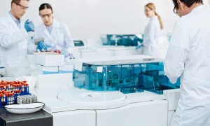 Quando la pelle diventa una spia della salute: si illumina se qualcosa non va