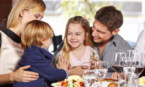 Lite in un ristorante vegano per un omogeneizzato di carne: madre in lacrime
