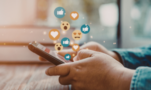 Francia, via libera al divieto dei social per gli under 15