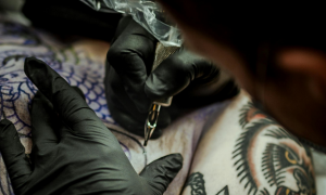 Tatuaggi, scatta la stretta: consenso informato obbligatorio per tatuaggi e rimozioni
