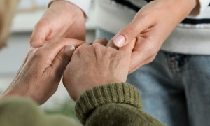 Donne italiane: fino a 17 anni dedicati alla cura degli altri