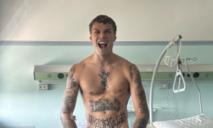 Blanco, la foto nudo in ospedale infiamma i social