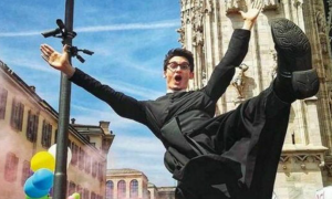 Il prete influencer lascia il sacerdozio