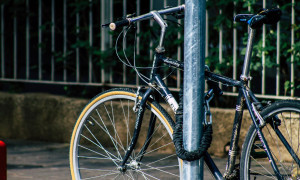 Vietato incatenare le bici ai pali a Cagliari