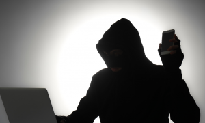 &ldquo;Vota per mia nipote&rdquo;: la truffa Ghost Pairing che ruba gli account WhatsApp