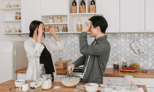 L&rsquo;amore si accende ai fornelli: la Generazione Z dice addio alle app di incontri