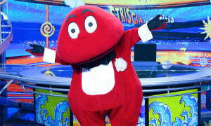 Il Gabibbo aggredito durante un servizio per Striscia la notizia