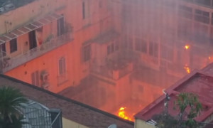 Inferno all'alba nel salotto di Napoli: brucia lo storico Teatro Sannazaro