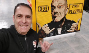 Omaggio in Lego a Max Pezzali, super ospite a Sanremo dalla Sardegna