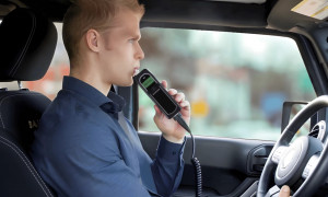 Scatta l'alcolock, obbligatorio per i recidivi: costa circa 2.000 euro