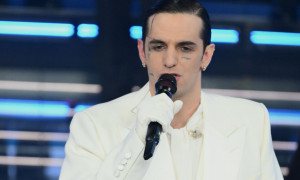 Achille Lauro a Sanremo canta Perdutamente per le vittime di Crans-Montana, &egrave; standing ovation