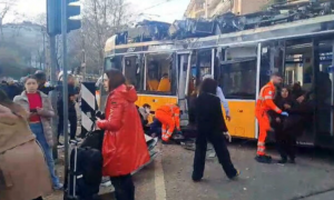Milano: tram deraglia in viale Vittorio Veneto, un morto e oltre quaranta feriti