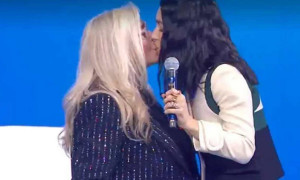 Levante fa il bis: il bacio con Mara Venier a Domenica In: "Non c'&egrave; niente di male"