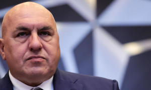 Crosetto: "Rientro da Dubai da solo con volo di Stato e pago triplo. Polemiche vergognose"