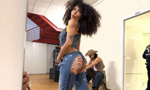 Sanremo 2026, battuta di Carlo Conti sui jeans della ballerina sarda: scoppia la polemica social