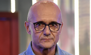 Alfonso Signorini lascia la direzione di Chi: "Inizia una nuova vita". Scoppia la guerra con Corona