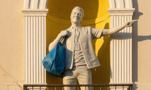 A Cagliari compaiono quattro statue che &ldquo;correggono&rdquo; Carlo Felice in piazza Yenne