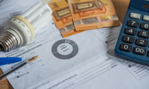 Bollette luce: a Cagliari spesi 847 euro a famiglia nel 2025