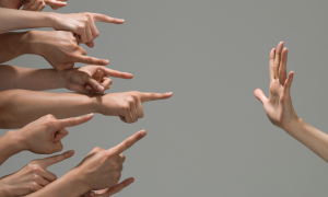 Persone fastidiose fanno invecchiare prima: cosa dice lo studio scientifico