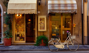 L&rsquo;addio ai piccoli negozi: la desertificazione commerciale avanza, ma la Sardegna resiste