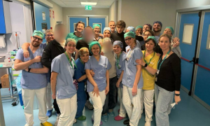 Achille Lauro visita i feriti dell&rsquo;incendio di Crans-Montana al Niguarda