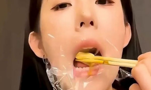 TikTok, l'ultima folle sfida: pellicola in bocca per "mangiare senza calorie". L'allarme dei medici