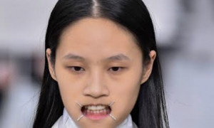 Maison Margiela: la cucitura metallica sulla bocca costa 750 euro