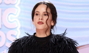 Rosal&iacute;a rompe il silenzio dopo il malore a Milano: il "pollice su" dalla barella rassicura i fan