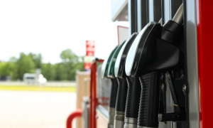 Rincari carburanti, la verit&agrave; sui prezzi: i gestori non fanno il prezzo alla pompa