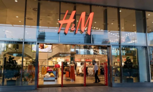 H&amp;M ridisegna la rete fisica: addio a 160 negozi nel 2026, tagli anche in Italia