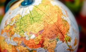 I divieti pi&ugrave; strani nel mondo: leggi curiose che ogni viaggiatore dovrebbe conoscere