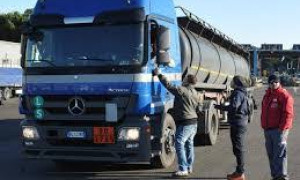 Sciopero autotrasportatori dal 20 al 25 aprile 2026, sospesa la protesta per dell&rsquo;incidente sulla A1