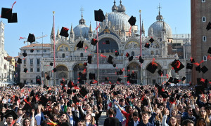 Feste di laurea senza eccessi: al bando lanci di uova e fuochi d'artificio