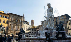 Sfida prematrimoniale finisce male: danni alla Fontana del Nettuno a Firenze